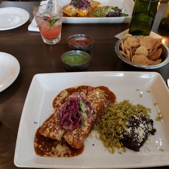 Hugo's Invitados - Seafood Near Me - Irving, Texas