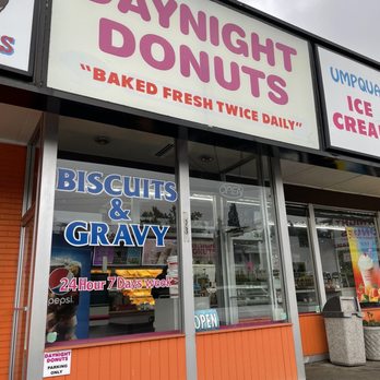 Daynight Donuts - the front of the store - Donuts Near Me - Salem, Oregon