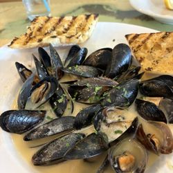 PEI muscles share with two pieces of garlic toast, and incredible broth