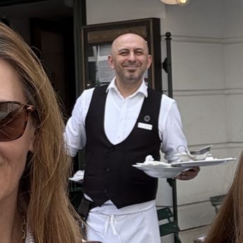 3 Hacken Magazin - Photo bombs are free!! They're friendly once you break the ice and all servers are true pros! - Wineries Near Me - Vienna, 9