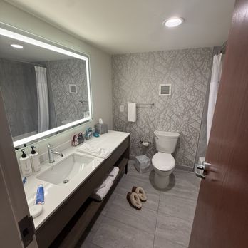 Crowne Plaza Seattle-Downtown - Bathroom - Hotels Near Me - Seattle, Washington