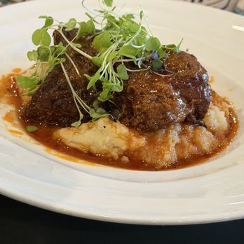 Aroma bistro - Braised short ribs and mashed potatoes! - New American Near Me - Smithville, Missouri Aroma bistro - Braised short ribs and mashed potatoes! - New American Near Me - Smithville, Missouri