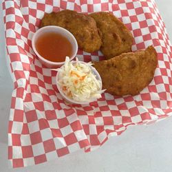Los Twinz - Pastelitos salvadoreño con papa

Patelitos stuffed with potato