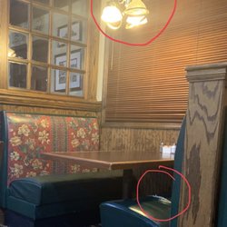 Green Derby - Dated venue busted chair and idk what's going on with the light fixture