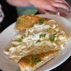Ali's Pizzaria - Fettuccine Alfredo w/garlic bread.