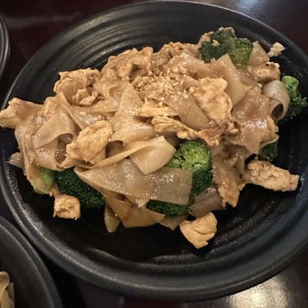 Bamboo Thai Bistro - Pad See Ew Dinner - Thai Near Me - Redondo Beach, California