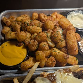 Skol Brewing - Cheese curds - Brewpubs Near Me - Atlanta, Georgia