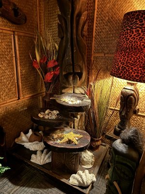 Hala Kahiki Lounge by null