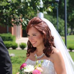Zizzorz Salon - Happy bride