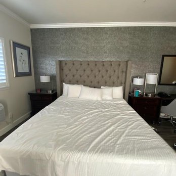 Geyserville Inn - Picture of bed king size super soft and cozy - Hotels Near Me - Geyserville, California Geyserville Inn - Picture of bed king size super soft and cozy - Hotels Near Me - Geyserville, California