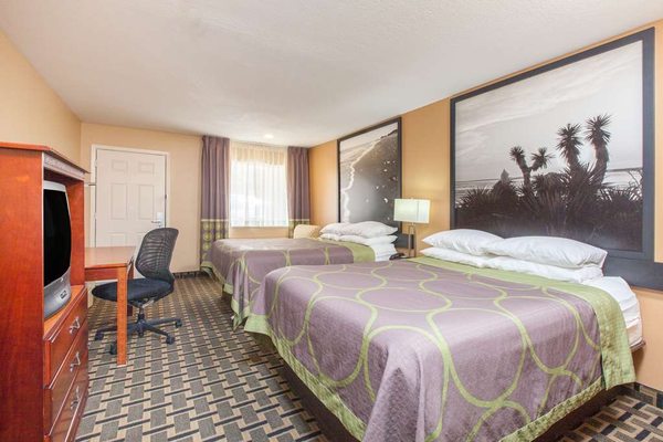 Super 8 by Wyndham Willowbrook