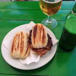 Andaluz - Montaditos de mechada y queso (mmmm!) y tocino ibérico con tomate (ideal dietas!)