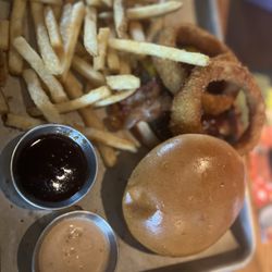 BJ's Restaurant & Brewhouse - BJ's Smokehouse Burger