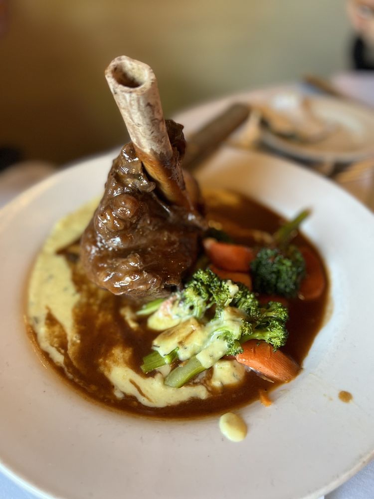 CAP’S OAK STREET BAR & GRILL Updated September 2024 331 Photos