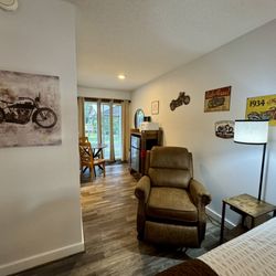 Mountain View Rv Park - Full Suite Recliner and Dining Area