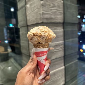 Salt & Straw - Peanut Butter Brittle Caramel Fudge (v) - Ice Cream & Frozen Yogurt Near Me - Manhattan Beach, California Salt & Straw - Peanut Butter Brittle Caramel Fudge (v) - Ice Cream & Frozen Yogurt Near Me - Manhattan Beach, California