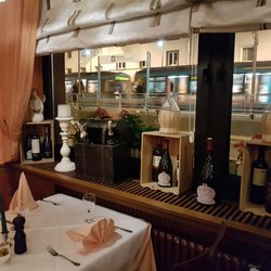 Ristorante Pizzeria Bologna - von drinnen nach draußen (U-Bahn-Haltestelle Dornbusch)