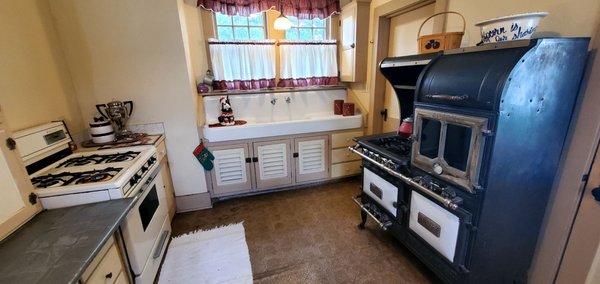 Seelye Mansion by null