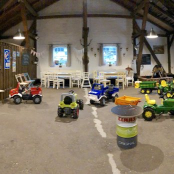 field & fun - Kleinkind-Bereich: die Trecker stehen eng und dürfen die kleine Halle nicht verlassen - Museums Near Me - Altenkrempe, SH