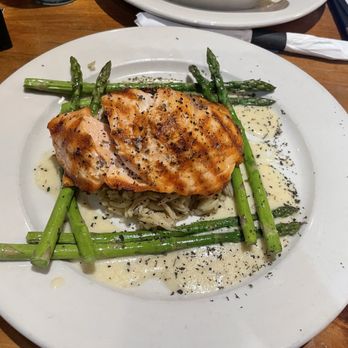 Rockfish Seafood & Grill - Salmon relleno de Crab Stuffed Salmon con arroz y sparragos. - Seafood Near Me - Arlington, Texas Rockfish Seafood & Grill - Salmon relleno de Crab Stuffed Salmon con arroz y sparragos. - Seafood Near Me - Arlington, Texas