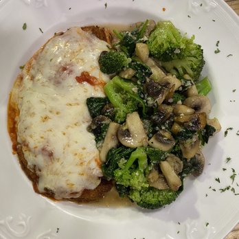 Muzzarella Pizza & Italian Kitchen - Chicken Parmigiana - I requested veggies instead of pasta - Pizza Near Me - Orlando, Florida Muzzarella Pizza & Italian Kitchen - Chicken Parmigiana - I requested veggies instead of pasta - Pizza Near Me - Orlando, Florida