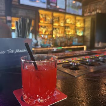 Katy Crossing Icehouse - Top shelf reposado margarita on the rocks - Wine Bars Near Me - Katy, Texas