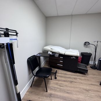 WenCheng Jen, MD - Examination room - Internal Medicine Near Me - Arcadia, California