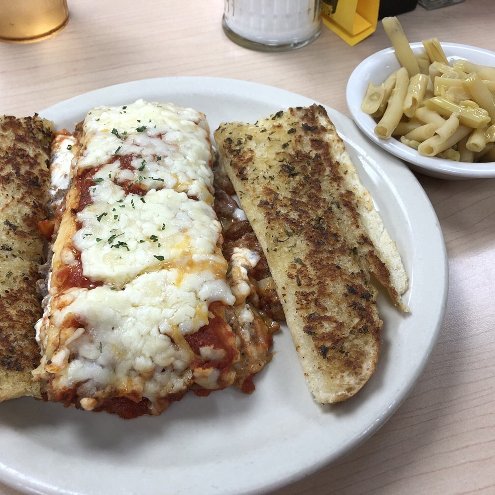Lasagne with garlic bread, yellow beans Lasagne with garlic bread, yellow beans