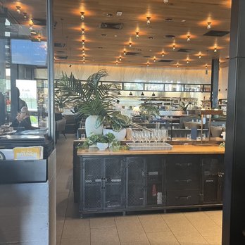 Earls Kitchen + Bar - New American Near Me - Miami, Florida