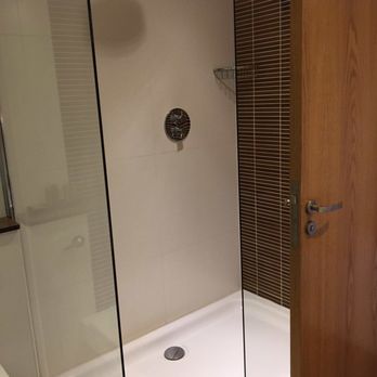 Wineport Lodge - Shower - Hotels Near Me - Athlone, WH
