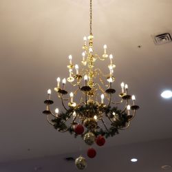 The Gables of Palm Harbor - Dining room chandelier decorated for Christmas