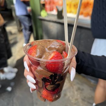 Borough Market - Chocolate covered strawberries from Turnips - Farmers Market Near Me - London, XGL
