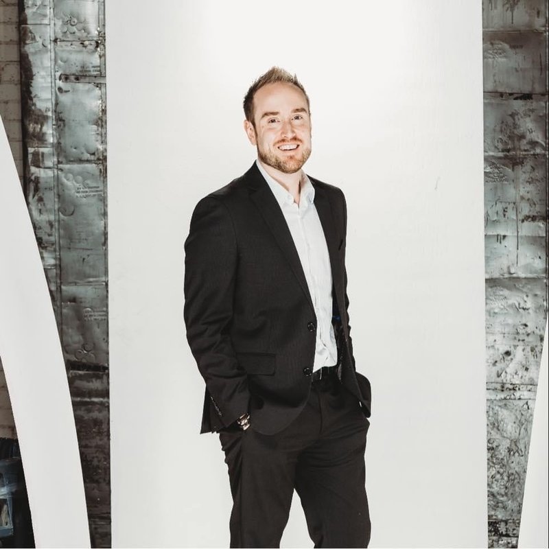 THE MICHAEL HOUCK REAL ESTATE TEAM Updated September 2024 627 W