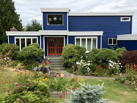 Scenic Mukilteo Exterior Painting - This scenic Mukilteo home used premium products from Sherwin Williams and selected colors from their designer's line. The garden provided excellent accent colors in the front. Scenic Mukilteo Exterior Painting - This scenic Mukilteo home used premium products from Sherwin Williams and selected colors from their designer's line. The garden provided excellent accent colors in the front.