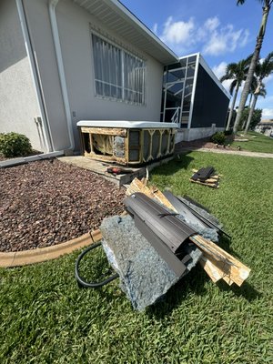 Hot Tub Removal - Customer called to get this hot tub removed. We showed up same day and removed this hot tub within one hour leaving no mess behind and the customer very happy! Hot Tub Removal - Customer called to get this hot tub removed. We showed up same day and removed this hot tub within one hour leaving no mess behind and the customer very happy!