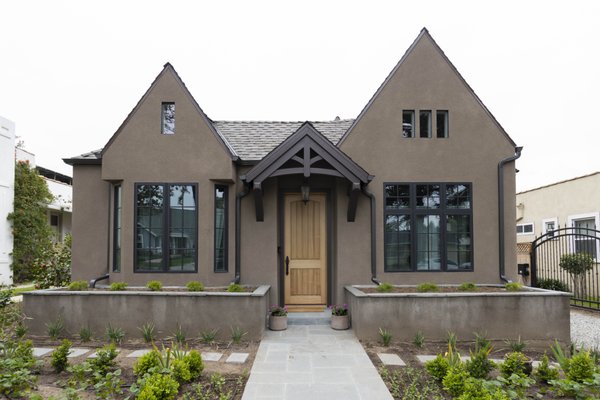 Larchmont New Home + ADU Project - This was a new construction cottage-style residence build located in the Larchmont area of Los Angeles. It integrates seamlessly into the fabric of the neighborhood by paying close attention to massing and architectural detailing. The home features a 3 bed, 2 bath main residence on the ground floor with a 2nd level accessory dwelling unit (ADU). Larchmont New Home + ADU Project - This was a new construction cottage-style residence build located in the Larchmont area of Los Angeles. It integrates seamlessly into the fabric of the neighborhood by paying close attention to massing and architectural detailing. The home features a 3 bed, 2 bath main residence on the ground floor with a 2nd level accessory dwelling unit (ADU).