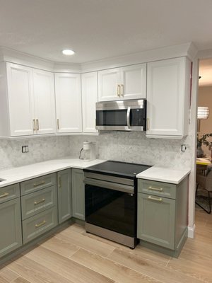𝐁𝐞𝐟𝐨𝐫𝐞 𝐚𝐧𝐝 𝐀𝐟𝐭𝐞𝐫 𝐊𝐢𝐭𝐜𝐡𝐞𝐧 𝐑𝐞𝐧𝐨𝐯𝐚𝐭𝐢𝐨𝐧 - This transformation showcases a complete redesign, elevating the overall aesthetics and functionality of the space. The new cabinetry, paired with elegant countertops and a contemporary backsplash, brings a sophisticated and refined look, creating a brighter and more welcoming environment that balances style and practicality. The remodel reflects a thoughtful approach to modern kitchen design, combining visual appeal with enhanced usability. 𝐁𝐞𝐟𝐨𝐫𝐞 𝐚𝐧𝐝 𝐀𝐟𝐭𝐞𝐫 𝐊𝐢𝐭𝐜𝐡𝐞𝐧 𝐑𝐞𝐧𝐨𝐯𝐚𝐭𝐢𝐨𝐧 - This transformation showcases a complete redesign, elevating the overall aesthetics and functionality of the space. The new cabinetry, paired with elegant countertops and a contemporary backsplash, brings a sophisticated and refined look, creating a brighter and more welcoming environment that balances style and practicality. The remodel reflects a thoughtful approach to modern kitchen design, combining visual appeal with enhanced usability.