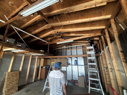 Roof change and structural reinforcement of the roof support - Esta reforma se hizo en un garaje .