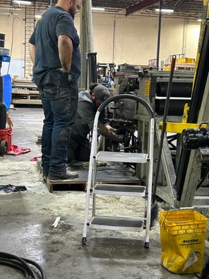 Belt slitter - This job was an emergency service call for a conveyor belt slitter that needed a hydraulic motor replaced and valves rebuilt. Belt slitter - This job was an emergency service call for a conveyor belt slitter that needed a hydraulic motor replaced and valves rebuilt.