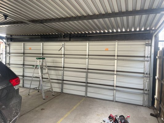 Torsion Commerical Springs - We got a call from a customer who is having trouble opening and closing his garage door, after 3 hours we arrived. The customer had a set of torsion commercial grade springs broken, and wanted us to repair it since that door is so heavy that without those springs its almost impossible to open it.
Withing 2 days we returned to the location with a set of springs and new plates to avoid future fails in the system and now the door works perfect again.