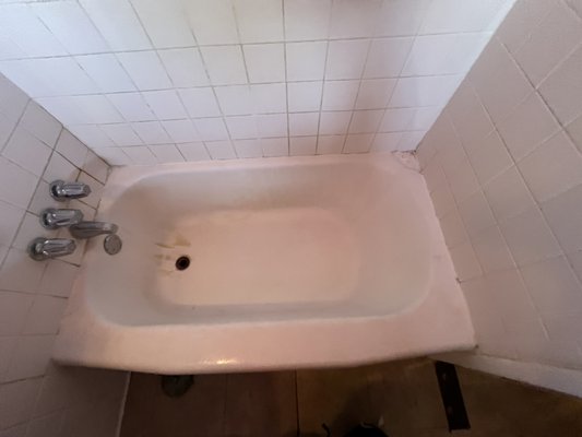 Bathtub resurfacing - This bathtub resurfacing was done during to rust and the tub looking dull we brought it back to life in only 4 hours and can be in use again in 24 hours