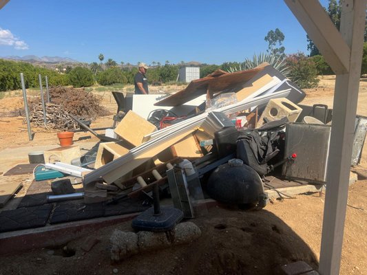 Junk removal service - Take a look at the before and after photos of our junk removal service in Bloomington, CA. Wherever you are in the Inland Empire, we will take away your junk and trash!