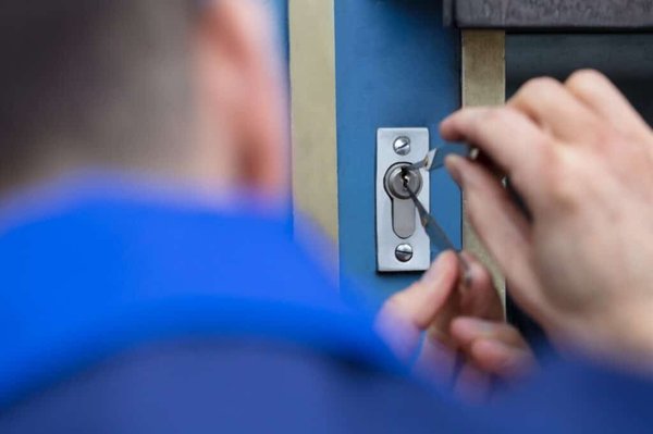 Unlocking Houses - Did you lose the key to the house? Is the lock not turning? Is the key stuck in the door lock? Our company specializes in breaking locks without leaving any damage on the door and replacing a set. New keys and locks for the whole house! Unlocking Houses - Did you lose the key to the house? Is the lock not turning? Is the key stuck in the door lock? Our company specializes in breaking locks without leaving any damage on the door and replacing a set. New keys and locks for the whole house!