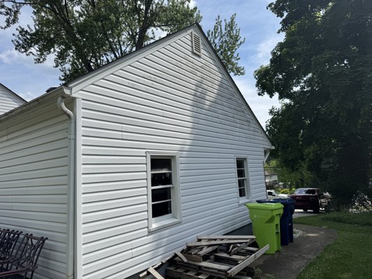Full hose wash - Washed the exterior of the home there was algae build up on siding Full hose wash - Washed the exterior of the home there was algae build up on siding