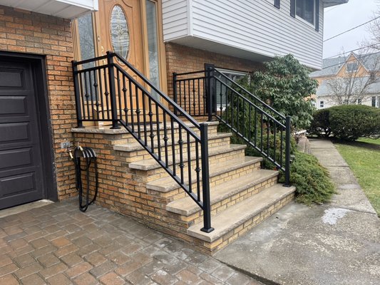 Aluminium Railing - This railing was placed in the front of the house and the costumer was very happy he saw it! Aluminium Railing - This railing was placed in the front of the house and the costumer was very happy he saw it!