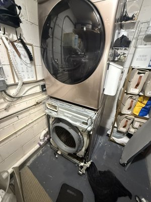 Repair washing machine LG - The washing machine was not working , and the spin cycle was not working. Diagnostics revealed that the drain pump was not functioning properly and the drain line was blocked. Our technician quickly identified the cause and resolved the issue within half an hour Repair washing machine LG - The washing machine was not working , and the spin cycle was not working. Diagnostics revealed that the drain pump was not functioning properly and the drain line was blocked. Our technician quickly identified the cause and resolved the issue within half an hour