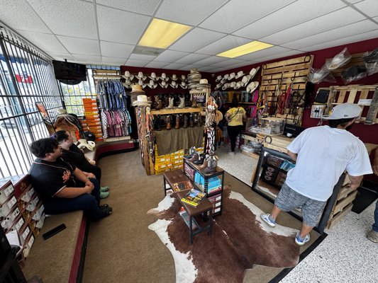 Western Store - Tienda Vaquera - Rubio Ranchwear offers a full selection of western gear and Horse tack all under one roof.
We carry high-quality western boots, work boots, sombreros, belts, & jeans — plus a full lineup of horse tack including saddles, headstalls, bits, reins, and saddle pads. Whether you're riding, working, or showing up in style, we’ve got you covered from head to hoof. Proudly Latino-owned and family-run, we welcome everyone to stop by and experience the culture, craftsmanship, and heart behind every piece.
--
Ofrecemos botas vaqueras de alta calidad, botas de trabajo, sombreros, cinturones y jeans — además de una línea completa de equipo para caballo, incluyendo sillas de montar, cabezadas, frenos, riendas y mantillas. Ya sea que estés montando, trabajando o luciendo con estilo, aquí te tenemos cubierto de pies a cabeza. Orgullosamente de propiedad latina y operado por padre e hijo, te invitamos a visitarnos y vivir la cultura, el arte y la pasión detrás de cada pieza. Western Store - Tienda Vaquera - Rubio Ranchwear offers a full selection of western gear and Horse tack all under one roof.
We carry high-quality western boots, work boots, sombreros, belts, & jeans — plus a full lineup of horse tack including saddles, headstalls, bits, reins, and saddle pads. Whether you're riding, working, or showing up in style, we’ve got you covered from head to hoof. Proudly Latino-owned and family-run, we welcome everyone to stop by and experience the culture, craftsmanship, and heart behind every piece.
--
Ofrecemos botas vaqueras de alta calidad, botas de trabajo, sombreros, cinturones y jeans — además de una línea completa de equipo para caballo, incluyendo sillas de montar, cabezadas, frenos, riendas y mantillas. Ya sea que estés montando, trabajando o luciendo con estilo, aquí te tenemos cubierto de pies a cabeza. Orgullosamente de propiedad latina y operado por padre e hijo, te invitamos a visitarnos y vivir la cultura, el arte y la pasión detrás de cada pieza.