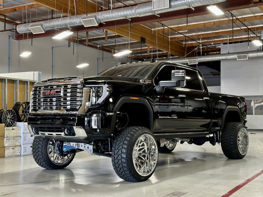 7/9 FTS Lift Kit on 2024 GMC Denali 2500 - 𝑽𝑬𝑯𝑰𝑪𝑳𝑬
▪️2024 GMC Sierra 2500 Denali
𝑾𝑯𝑬𝑬𝑳𝑺
▪️26X16 KG1 Forged Trident KC014 Polished
𝑻𝑰𝑹𝑬𝑺
▪️35X15.50R26 Fury Country Hunter M/T 
𝑺𝑼𝑺𝑷𝑬𝑵𝑺𝑰𝑶𝑵
▪️FTS 7-9” Lift Kit (full throttle suspension) chrome plated 
𝑪𝑼𝑺𝑻𝑶𝑴𝑰𝒁𝑨𝑻𝑰𝑶𝑵
▪️Tires, Wheels, Lift Kit