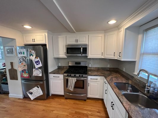 Cambridge Reface - This Cambridge got a full refacing with new doors, as well as custom rollouts to maximize the storage accessibility in tight spaces.
