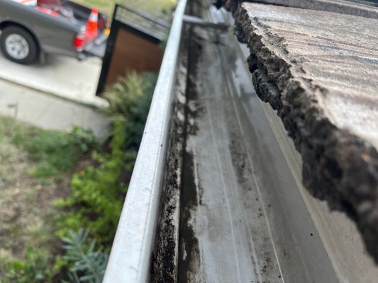 Gutter cleaning - Gutter cleaning is essential for the maintenance of your home and the protection of your property. Gutters are designed to channel rainwater away from your roof, walls, and foundation, preventing water damage and other issues. However, if your gutters become clogged with debris like leaves, twigs, and other materials, they can no longer perform this critical function. Gutter cleaning - Gutter cleaning is essential for the maintenance of your home and the protection of your property. Gutters are designed to channel rainwater away from your roof, walls, and foundation, preventing water damage and other issues. However, if your gutters become clogged with debris like leaves, twigs, and other materials, they can no longer perform this critical function.